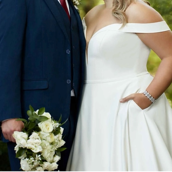 Elegant Off-Shoulder White Wedding Dress - Picture 9 of 9
